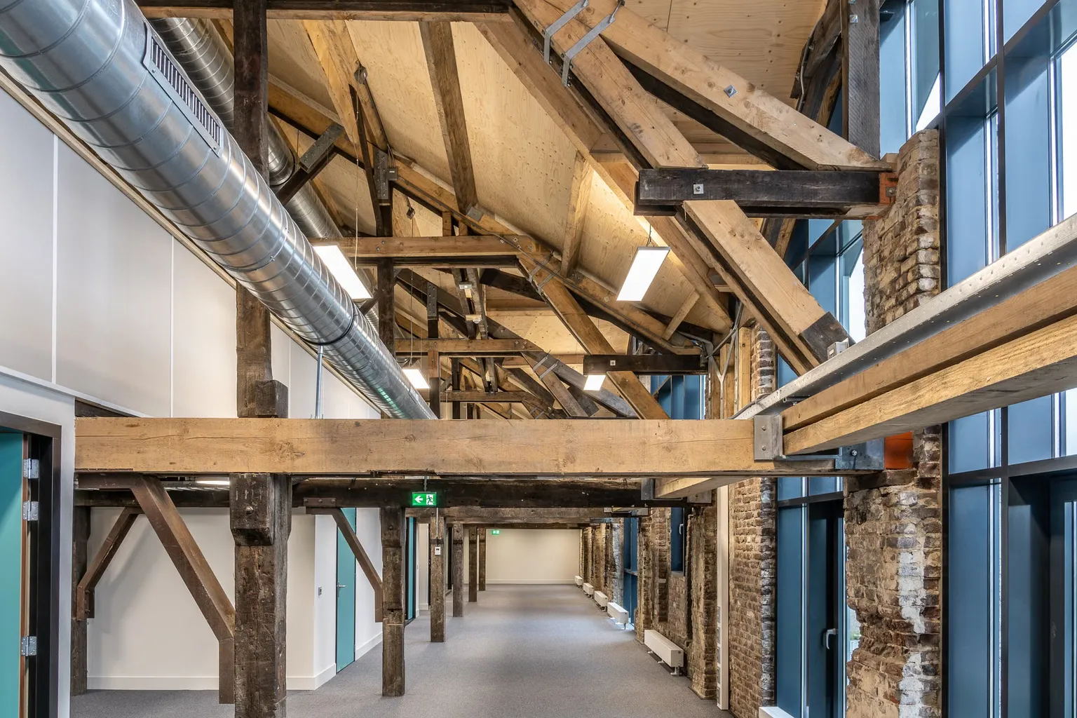 Exposed Oak Beams: Soda Blasting vs Hand Sanding